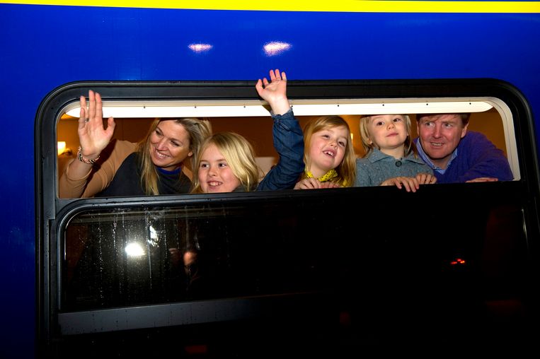 15 februari 2013: Willem-Alexander, Máxima, Amalia, Alexia en Ariane vertrekken met de trein vanuit Amsterdam richting hun vakantiebestemming in Oostenrijk. Beeld © RVD