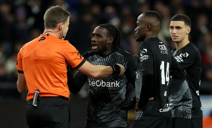 referee Nathan Verboomen gestures during a soccer match between RSC Anderlecht and KRC Genk, on day 19 of the 2023-2024 'Jupiler Pro League' first division of the Belgian championship, in Brussels, Saturday 23 December 2023. BELGA PHOTO VIRGINIE LEFOUR