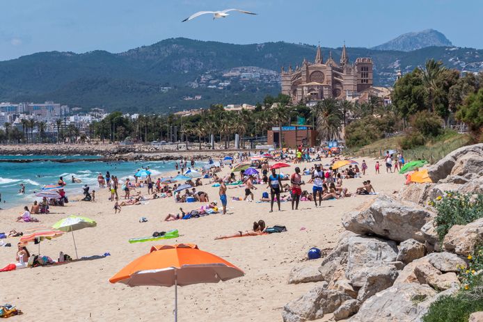 Het strand van Can Pere Antoni bij Palma de Mallorca waar de meeste Duitse toeristen die deelnemen aan het proefproject zullen worden ondergebracht.