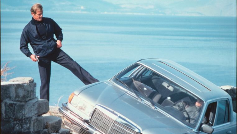 James Bond (Roger Moore) rekent af met een antagonist. Beeld  