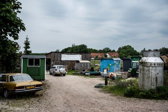 Het terrein van Bert's Animal Verhuur in Appeltern staat vol met schuurtjes, pipowagens en gebouwtjes. Bert Roelofs vraagt nu een vergunning aan de gemeente om dieren te mogen verhuren.