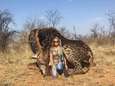 Amerikaanse poseert trots met doodgeschoten zeldzame giraf