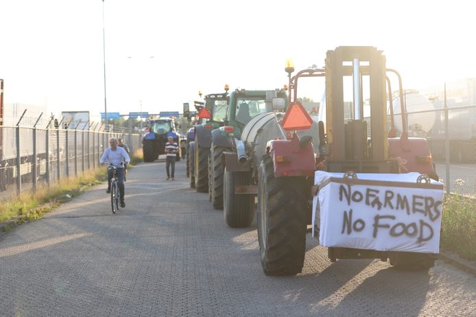 Boeren blokkeren met tractoren de uitrit van het distributiecentrum van de Albert Heijn in Geldermalsen.