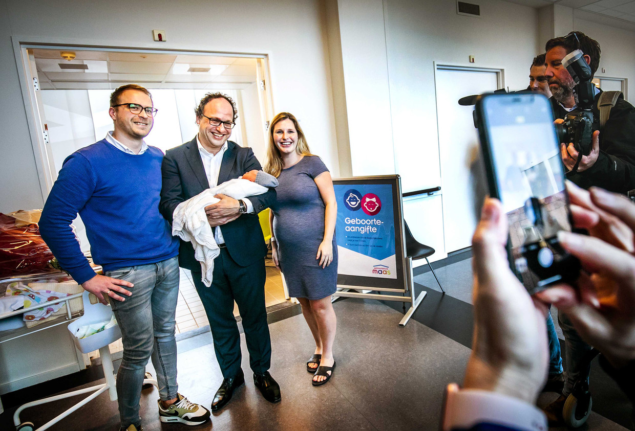 Minister Wouter Koolmees van sociale zaken met twee jonge ouders  en hun pasgeboren baby. Koolmees was daar omdat de vader een van de eerste mannen was die vijf dagen betaald verlof kreeg bij de geboorte van zijn kind. De wet ging in 2019 in. Beeld ANP