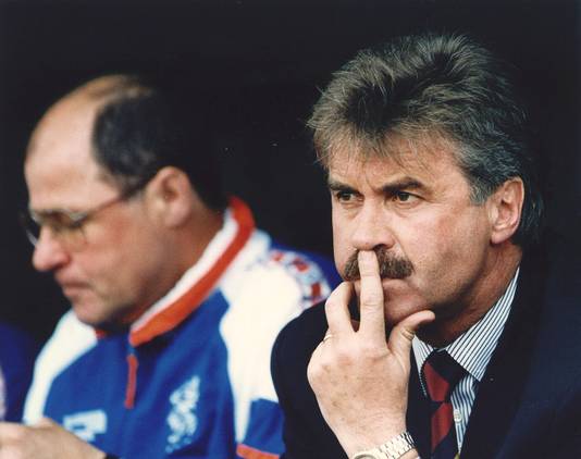 7 juni 1995: Guus Hiddink kijkt somber: de bondscoach ziet Nederland in de kwalificatiereeks voor het EK 1996 verliezen van Wit-Rusland: 1-0. Naast hem ziet ook assistent Rinus Israël de bui al hangen.