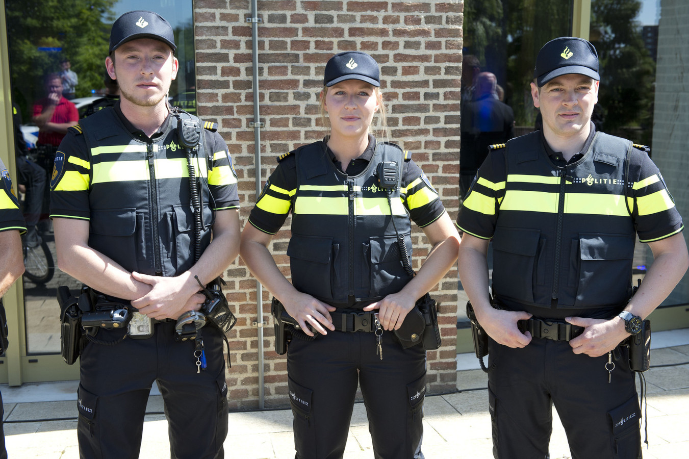 Nieuw uniform Nederlandse politie lijkt sprekend op outfit mannenkoor ...