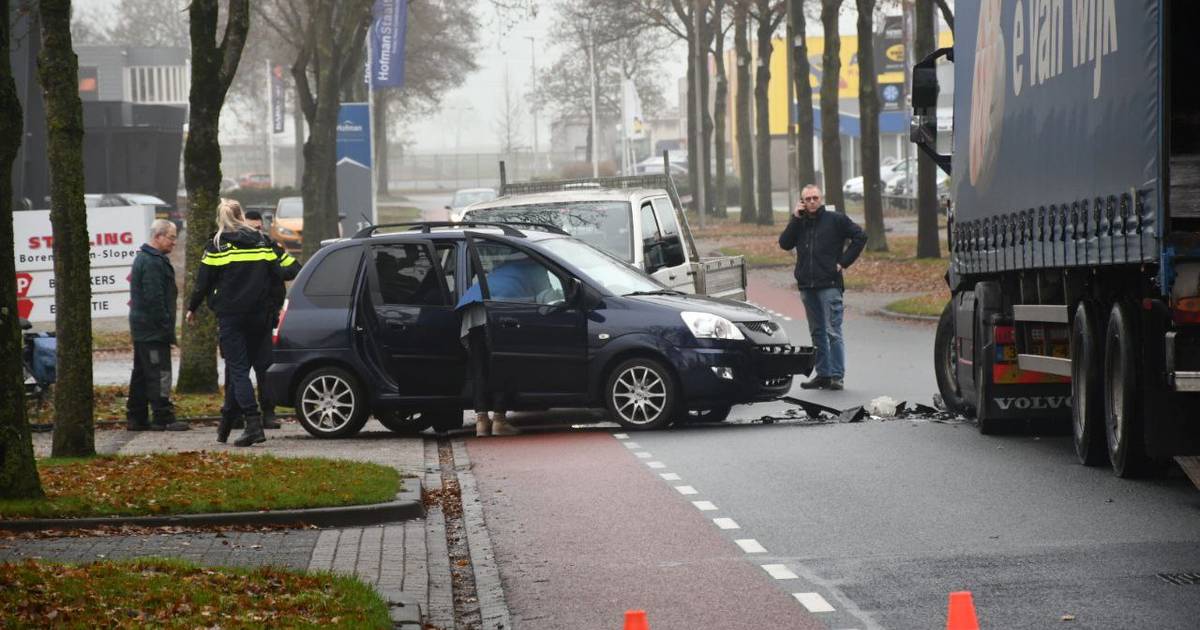 Vrouw gewond naar ziekenhuis na aanrijding in Vroomshoop.