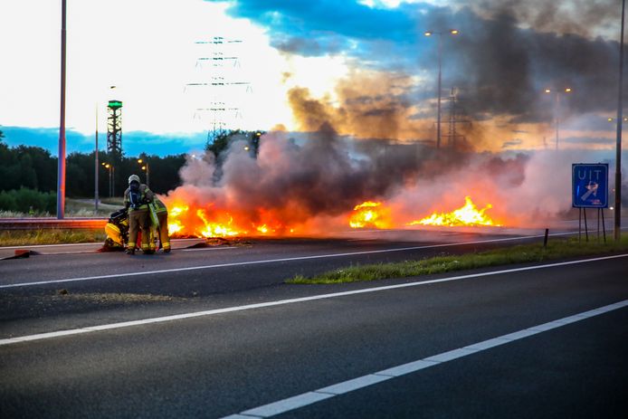 palm rem advocaat Hooibalen en autobanden in brand op A50 bij Apeldoorn na actie van boeren |  Apeldoorn | AD.nl