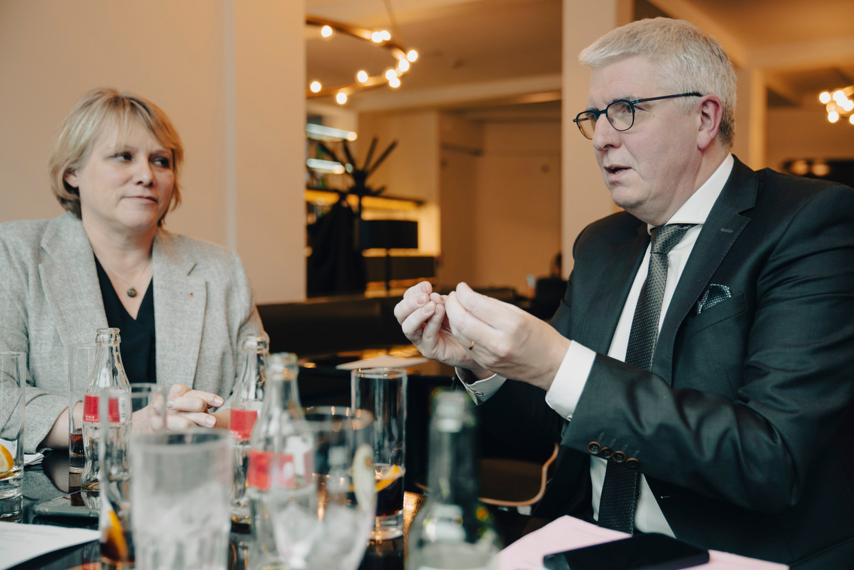 Miranda Ulens (ABVV): 'Ik wil niet dat we de welvaartsstaat weggooien.' Pieter Timmermans (VBO): 'Dat is precies wat we aan het doen zijn.' Beeld © Stefaan Temmerman