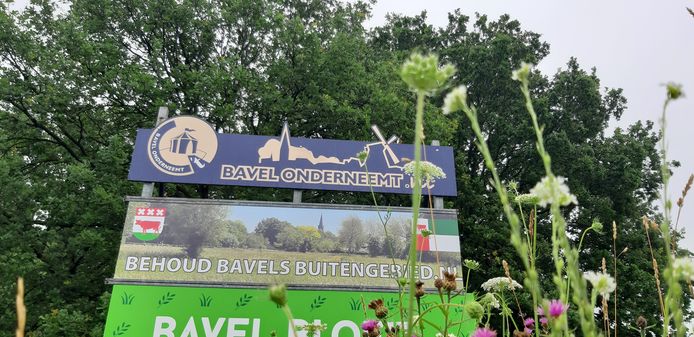 Sinds de dreiging van 44 hectare bedrijventerrein ten zuiden van het dorp, hangt bij elke entree in Bavel een bord met 'Behoud Bavels Buitengebied'.