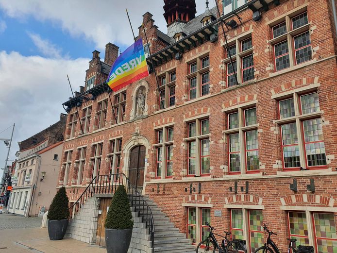 De vredesvlag aan het stadhuis van Eeklo.