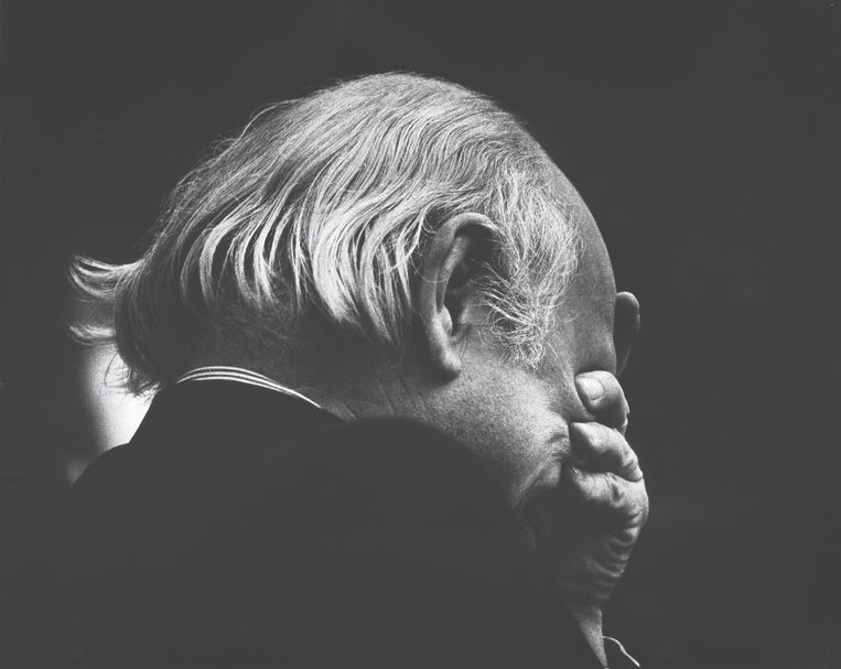 23 juli 1976, minister-president Joop den Uyl (PvdA) met het hoofd in zijn hand achter de Regeringstafel in de Tweede Kamer tijdens het Lockheed-debat. Beeld Vincent Mentzel