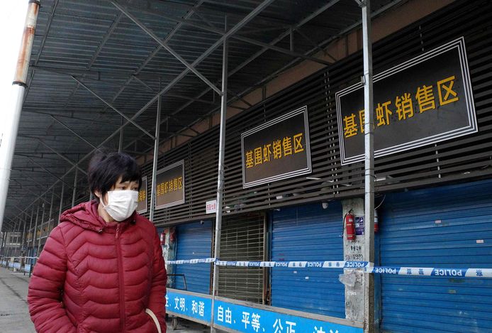 Op deze plek in de Chinese stad Wuhan - een voedselmarkt waar levende dieren gehouden werden - zou volgens heel wat virologen Covid-19 ontstaan zijn.