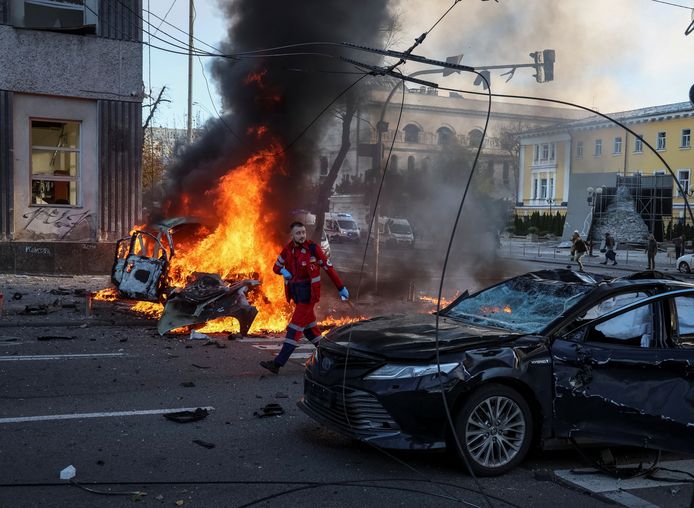 Auto's branden na militaire aanval op Kiev.