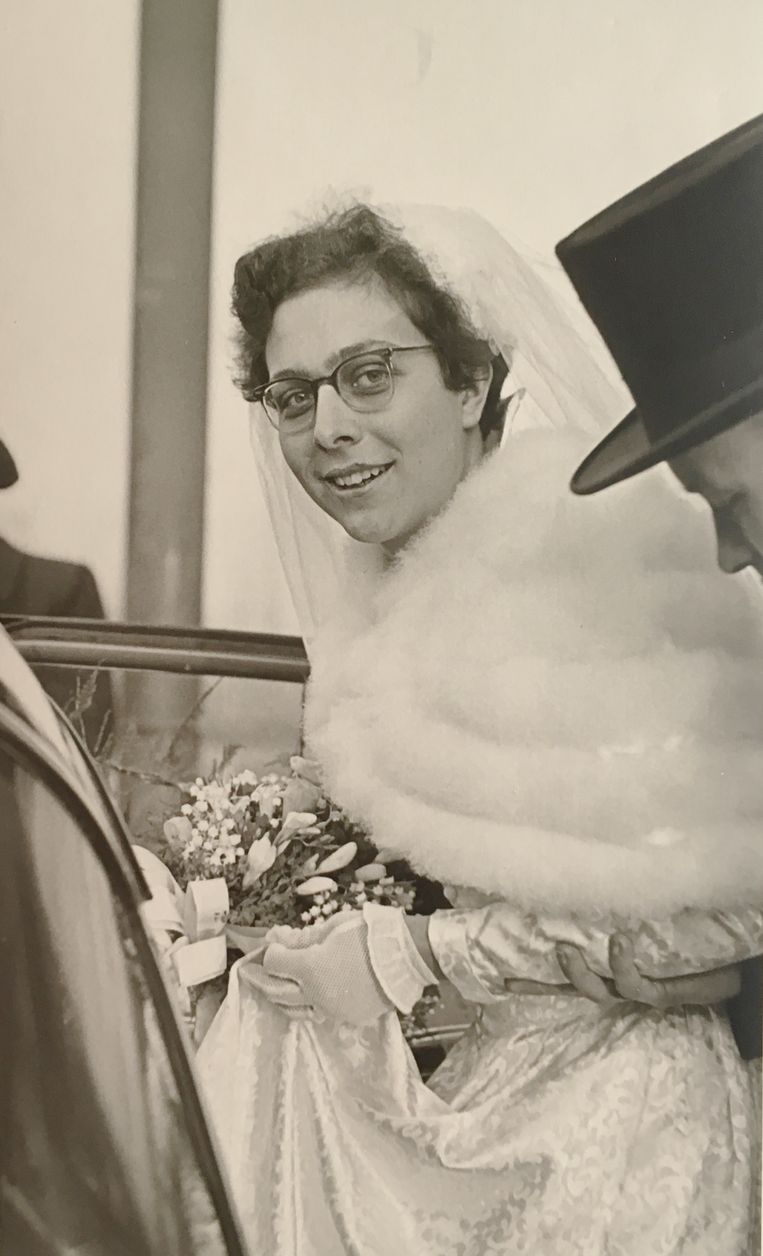 Anneke op haar huwelijksdag in 1955 Beeld XXX