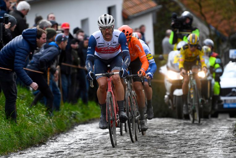 Jasper Stuyven voert de forcing op de Molenberg in de Omloop. Beeld Photo News