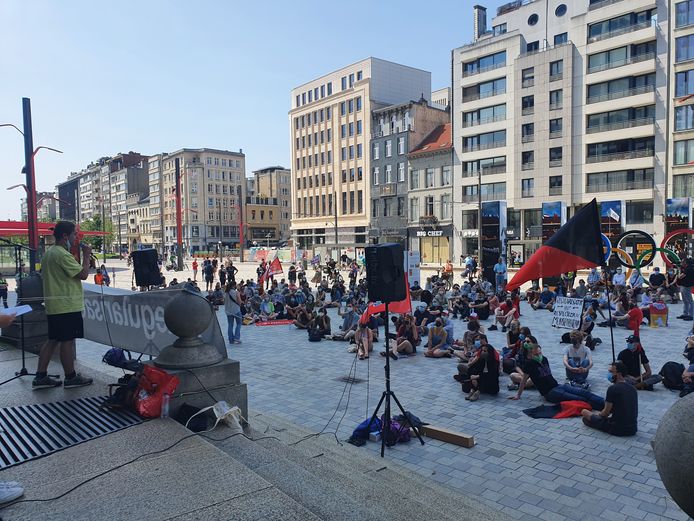 124 actievoerders kwamen samen op het Operaplein. Volgens de politie verliep de solidariteitsactie sereen. Onder de aanwezigen telden we o.a. het Anarchistisch Collectief Antwerpen, de Linkse Socialistische Partij, Hart boven Hard en Samenlevingsopbouw Antwerpen stad.