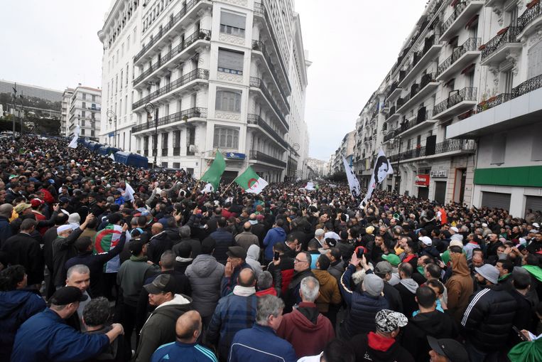 Demontranten die het oneens zijn met de uitslag van de presidentsverkiezingen in Algerije, gaan hier in Algiers massaal de straat op.  Beeld EPA