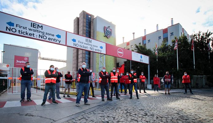 Actievoerders van de Franstalige socialistische vakbond FGTB blokkeren de ingang van de AB Inbev-brouwerij in Jupille.