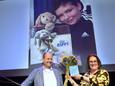 Anne Strik poseert met haar boek dat ze zojuist van uitgever Mark Hemmer.