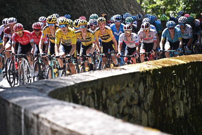 Wout van Aert op kop van het peloton.