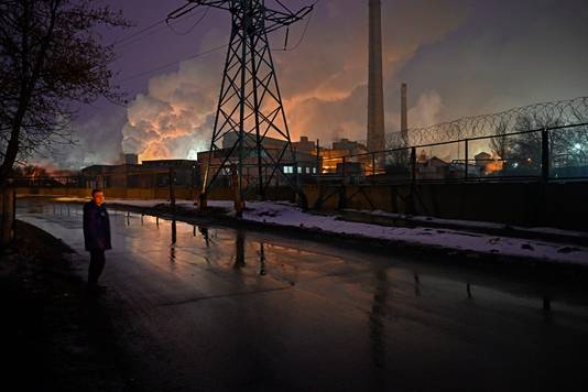 De kolencentrale in Avdivka zou zijn geraakt door vijf raketten. Daardoor zou de thermische centrale van de fabriek zijn gestopt met werken. 