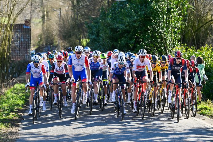 Het peloton in Pays des Collines in Henegouwen.