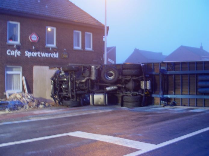 Op 6 oktober 2005 knalde al eens een truck in het bewuste café, dat toen nog 'Sportwereld' genoemd werd