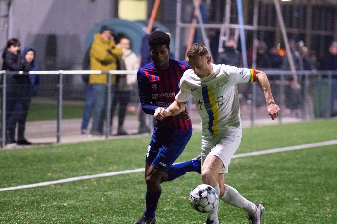 Cédric Mateso-Liongola (l.) maakt na het seizoen de overstap naar reeksgenoot en huidig nummer vier Eendracht Termien.
