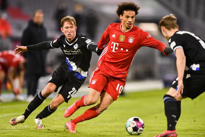 Michel Vlap (links) namens Bielefeld in de achtervolging op Leroy Sane van Bayern München.
