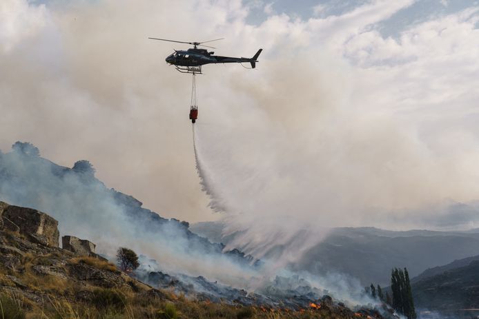 Een helikopter van de Spaanse brandweer probeert een brand te blussen in de provincie Ávila.