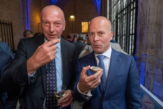 Op de Nationale Oesterpartij eet je natuurlijk een oester. Dat doen dijkgraaf Toine Poppelaars van waterschap Scheldestromen en staatssecretaris Raymond Knops (rechts) van Binnenlandse Zaken en Koninksrelaties dan ook.