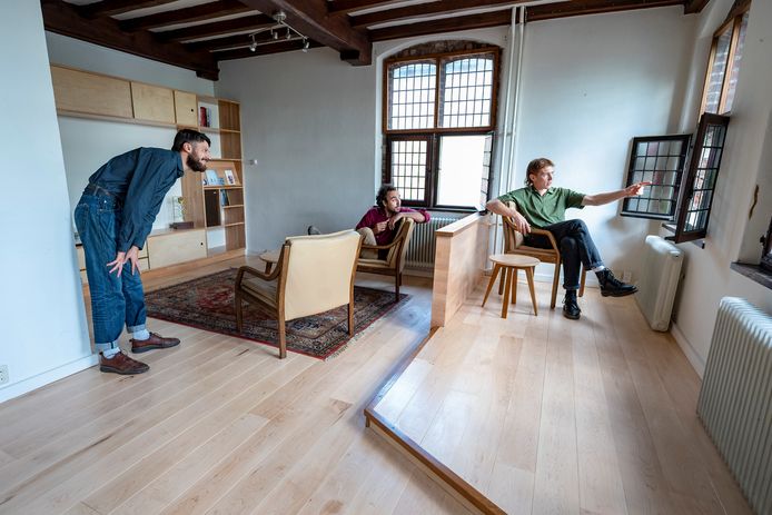 Jaco Maatman, Stan Gonera, Hendrik van Dijk (vlnr) in het Besiendershuis. Rechts de stoel met uitzicht op het uiterste puntje van de Waal.