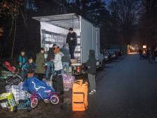 In de vroege ochtend staat vrachtwagenchauffeur Ronnie klaar om Afghanen van Heumensoord te helpen met hun koffer