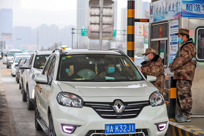 Auto's worden gecontroleerd in de Chinese stad Wuhan, het epicentrum van het virus.
