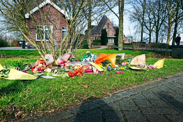 I teorici della cospirazione depongono fiori al cimitero di Bodegraven.