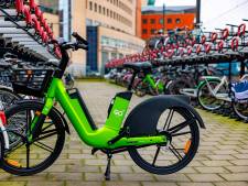 Een zusje voor de groene deelscooters in Apeldoorn: vanaf deze week ook elektrische deelfietsen in de stad