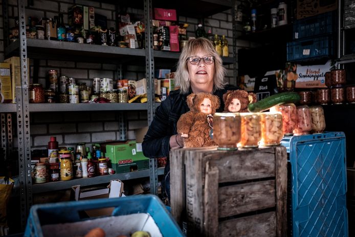 Yvonne Wiggers in de garage die vol staat met spullen voor de voedselbank. Foto: Jan Ruland van den Brink