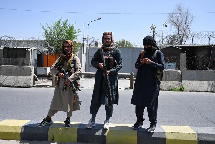 Talibanstrijders in de straten van Kabul.