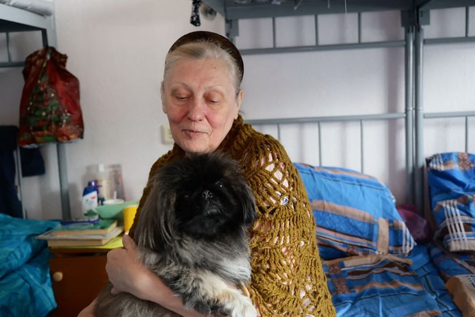 Na de raketaanval van woensdag moesten meerdere mensen worden geëvacueerd, onder wie deze vrouw met haar hond.
