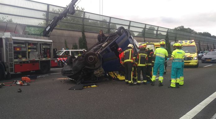 Op de A12 bij Gouda is een auto over de kop geslagen.