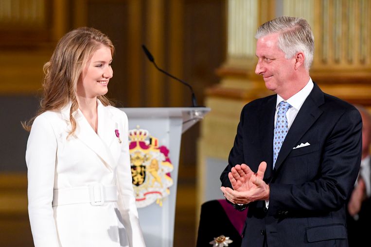 De Belgische vorst feliciteert zijn dochter, kroonprinses Elisabeth, met haar 18de verjaardag.  Beeld BELGA