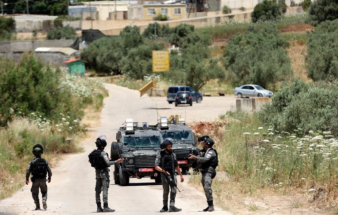 Israëlische veiligheidstroepen bij de grenswachtpost van Salem.