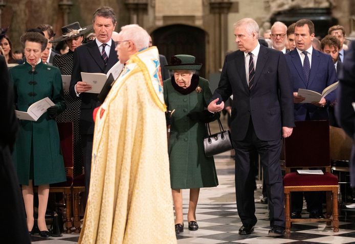 De Queen liep arm in arm met Andrew tijdens de herdenkingsdienst van prins Philip.