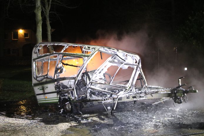 Op een kruising van de Pijnenburgweg in Harskamp werd een caravan in brand gestoken.