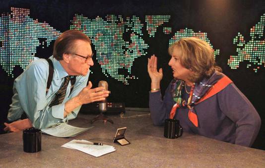 Larry King (links), als altijd met zijn onafscheidelijke bretels, tijdens een van zijn uitzendingen van het befaamde interviewprogramma 'Larry King Live' op CNN in 1999.