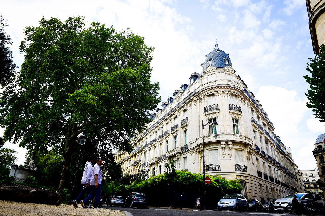 Un ami sulfureux, un appartement à Paris ces éléments qui relient