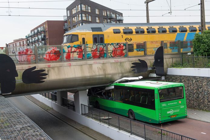 Ongeluk Woudhuis Osseveld. Bus zit klem onder het viaduct van de bus- en fietstunnel bij station Osseveld