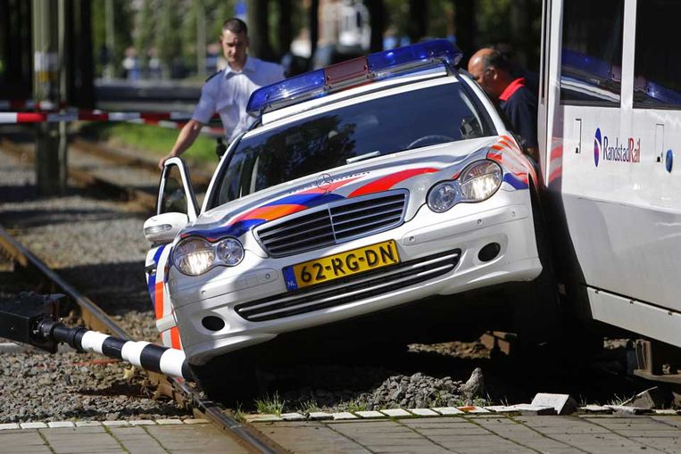 Een politiewagen van het korps Haaglanden is in augustus 2008 tegen een tram van RandstadRail gebotst. (ANP) Beeld 