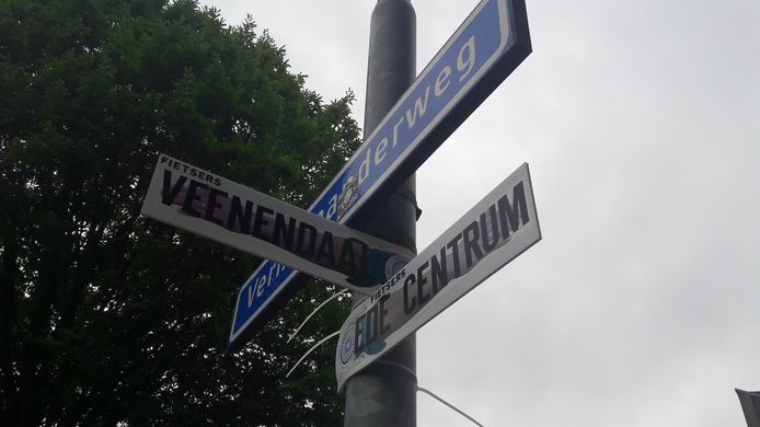 De bordjes die de Fietsersbond heeft opgehangen.